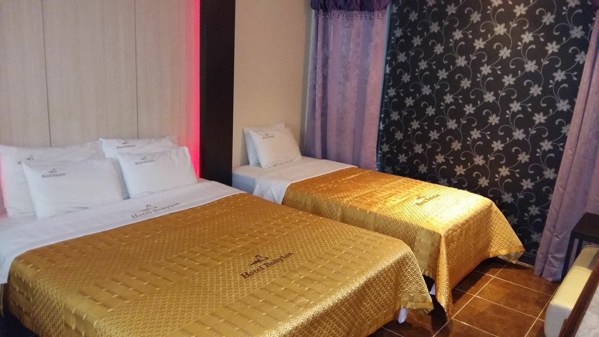 Khách sạn Tirol